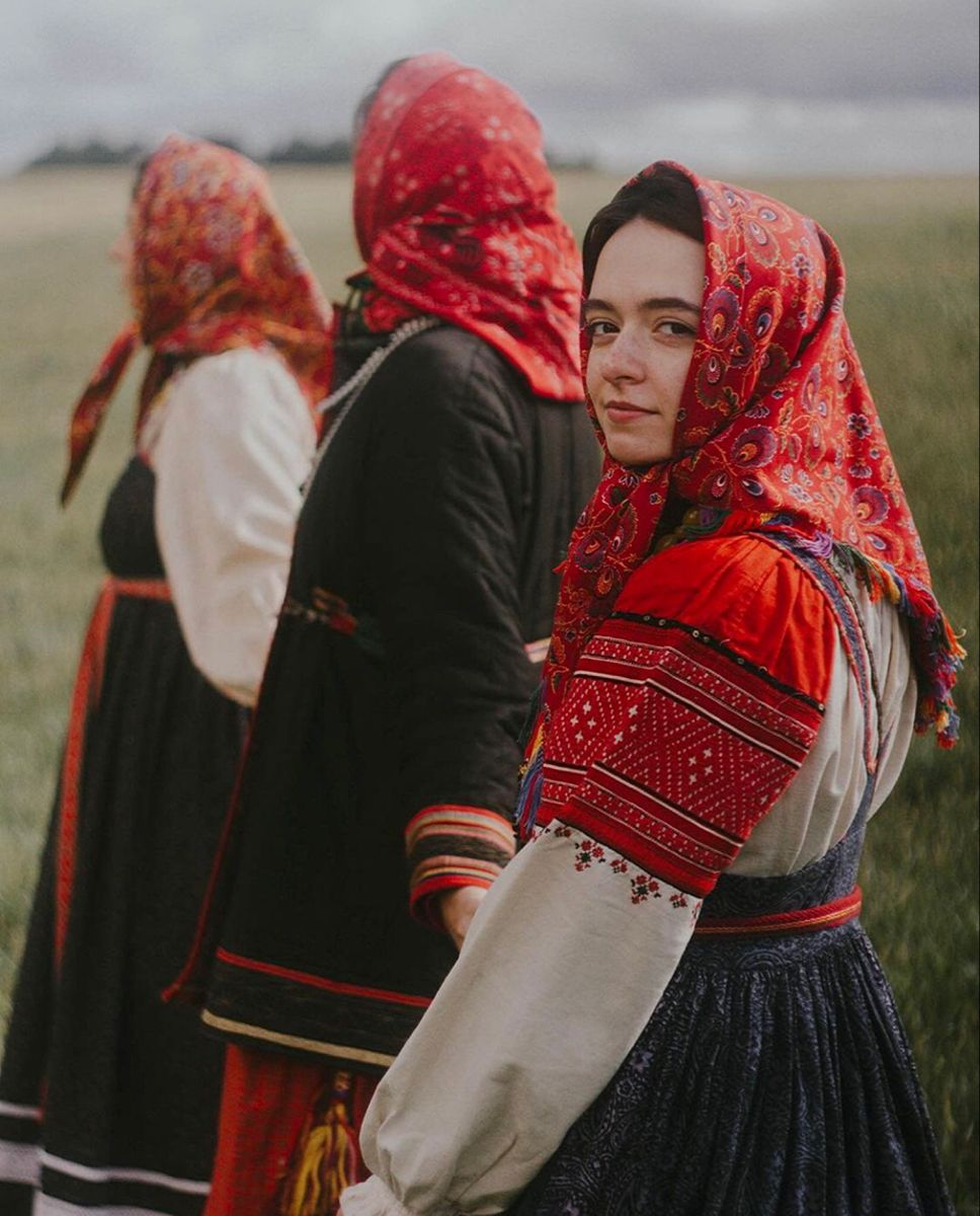 Women in Slavic costumes in Aligarh