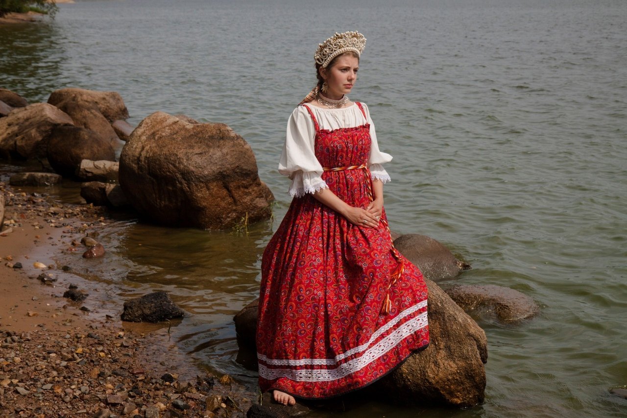 Women in Slavic costumes in Aligarh