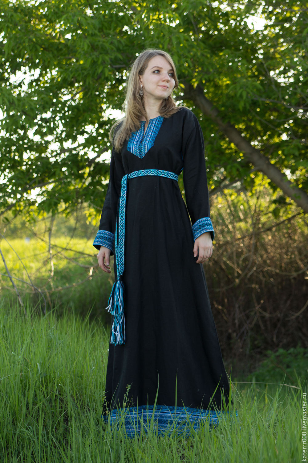 Women in Slavic costumes in Aligarh