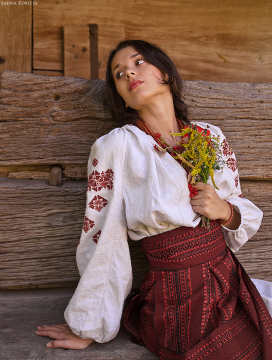 Girls in Slavic costumes in Aligarh