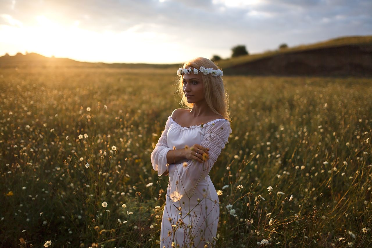 Girls in Slavic costumes in Aligarh