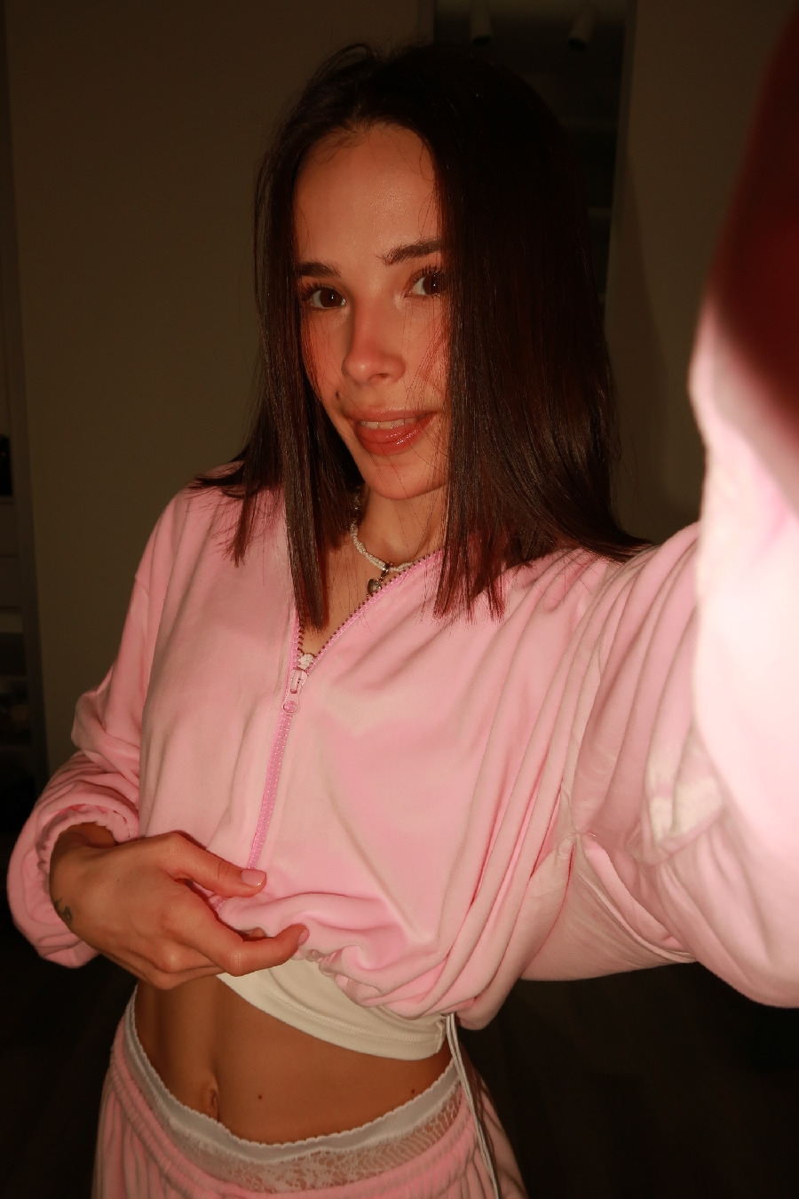 Tina brings the glow — live moments in Aligarh